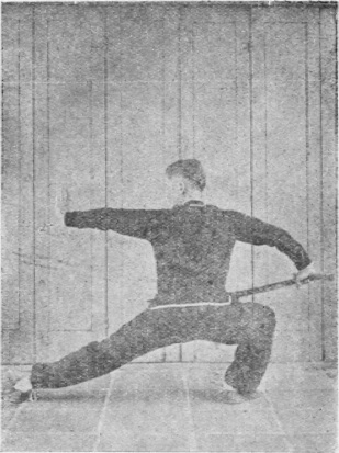 Posture 41, figure finale (planche 41b) : la jambe jetée vers l&rsquo;avant, le sabre venu du dos retombant devant, la paume gauche sortant droit devant