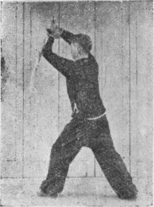 Posture 42, position de passage A (planche 42a) : le pied gauche élevé comme pour le pas de la montée, le sabre porté en travers
