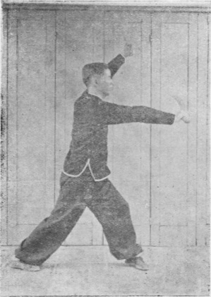 Posture 42, figure finale (planche 42b) : le pas de la montée à gauche, le sabre venu du dos passant en travers vers l&rsquo;avant