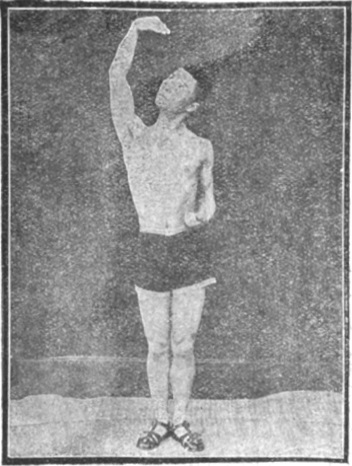 Figure 4 : le bras droit élevé, la paume vers le bas, édition de 1917