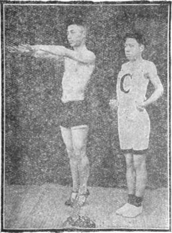 Figure 6 : bras tendus devant, pouces joints, talons soulevés, édition de 1917