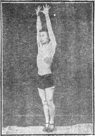 Figure 7 : les bras levés latéralement, talons relevés, édition de 1917