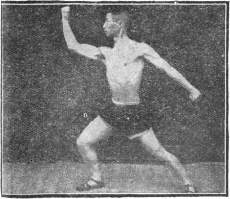 Figure 9 : le poing droit levé à hauteur des sourcils, édition de 1917