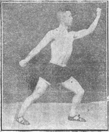 Figure 10 : le poing gauche levé à hauteur des sourcils, édition de 1917