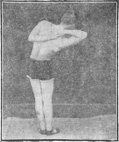 Figure 11 : les mains se saisissent dans le dos, édition de 1917