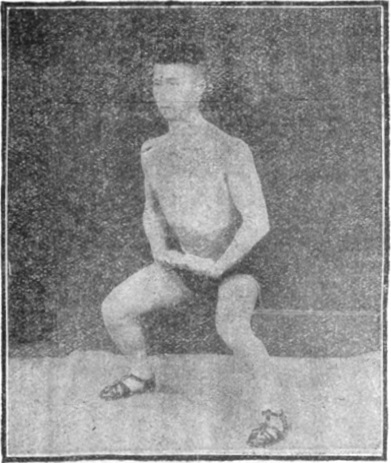 Figure 16 : les doigts entrelacés devant le ventre, édition de 1917