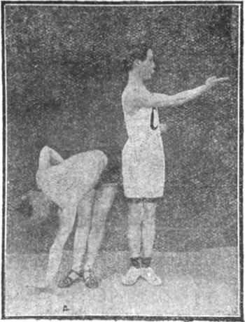 Figure 19 : le corps plié et tourné, la paume droite étendue, édition de 1917