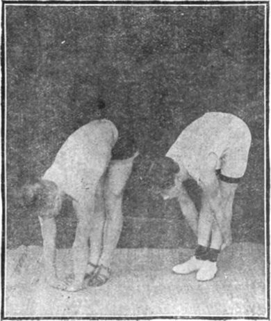 Figure 24 : doigts entrelacés derrière les mollets, édition de 1917