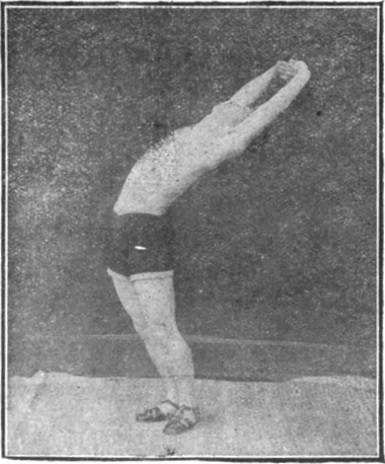 Figure 25 : les bras levés, le corps renversé en arrière, édition de 1917
