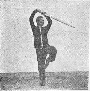 Posture 3, position de passage A (planche 3a) : sur une jambe, l&rsquo;épée tenue de la main gauche élevée vers la main droite