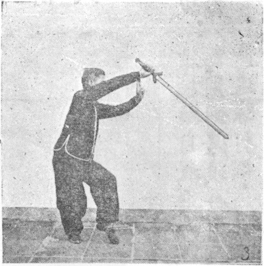 Posture 3, figure finale (planche 3b) : l&rsquo;épée piquée vers le bas à l&rsquo;ouest, la pince gauche sous le poignet droit