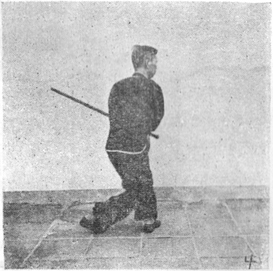 Posture 4, position de passage A (planche 4a) : les pas pivotés vers la gauche, l&rsquo;épée portée vers l&rsquo;arrière-gauche