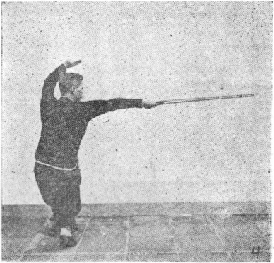 Posture 4, figure finale (planche 4b) : la posture assise enroulée, l&rsquo;épée piquant à plat vers l&rsquo;ouest, la pince gauche au-dessus de la tête