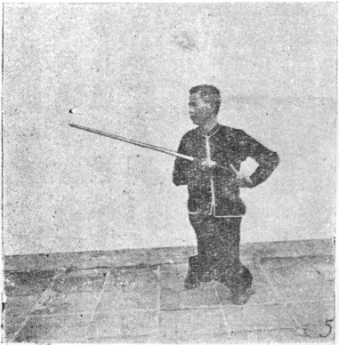 Posture 5, position de passage A (planche 5a) : la posture assise enroulée, l&rsquo;épée retirée en « embrasser la lune »