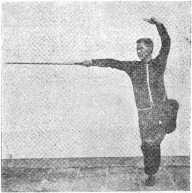 Posture 5, figure finale (planche 5b) : sur la jambe droite, l&rsquo;épée piquant vers le haut, la pince gauche barrant au-dessus