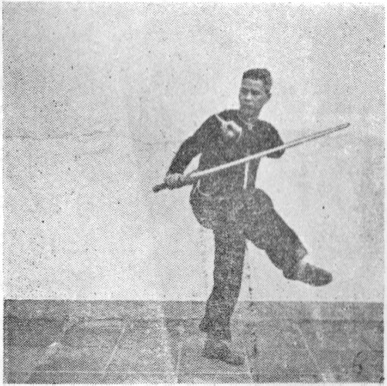 Posture 6, position de passage A (planche 6a) : le pied droit levé, l&rsquo;épée et la pince resserrées contre le corps