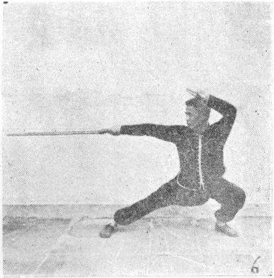 Posture 6, figure finale (planche 6b) : la posture de la jambe jetée, l&rsquo;épée balayant en travers vers l&rsquo;arrière