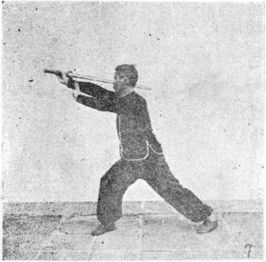 Posture 7 (planche 7) : le pas de la montée à droite, l&rsquo;épée tirée vers l&rsquo;avant, la pointe légèrement inclinée vers le bas