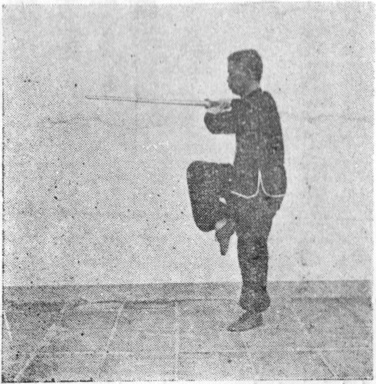 Posture 8, position de passage A (planche 8a) : le pied droit levé, l&rsquo;épée tirée en arrière derrière l&rsquo;épaule