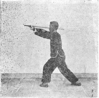 Posture 9 (planche 9) : le pas de la montée à gauche, l&rsquo;épée tirée en diagonale vers l&rsquo;avant
