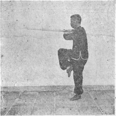 Posture 10, position de passage A (planche 10a) : le pied droit levé, l&rsquo;épée tirée en arrière derrière l&rsquo;épaule