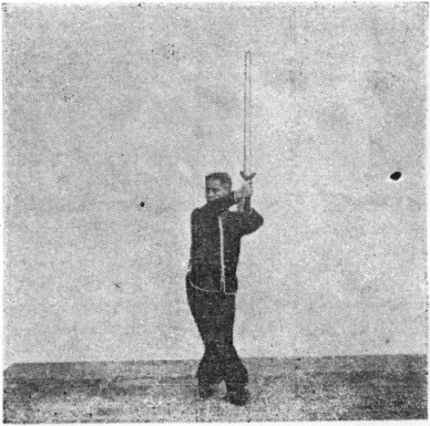 Posture 11, position de passage A (planche 11a) : le pied droit porté à l&rsquo;arrière-gauche, l&rsquo;épée élevée de bas en haut