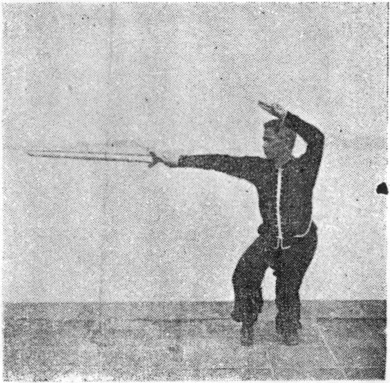 Posture 11, figure finale (planche 11b) : le pas de chevaucher le tigre à droite, l&rsquo;épée portée en revers vers le haut