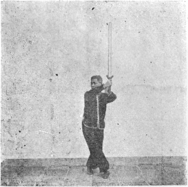 Posture 12, position de passage A (planche 12a) : le pied droit porté à l&rsquo;arrière-gauche, l&rsquo;épée élevée de bas en haut