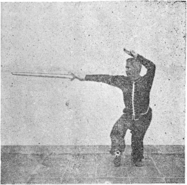 Posture 12, figure finale (planche 12b) : le pas de chevaucher le tigre à droite, l&rsquo;épée portée en revers vers le haut