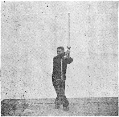 Posture 13, position de passage A (planche 13a) : le pied droit porté à l&rsquo;arrière-gauche, l&rsquo;épée élevée de bas en haut