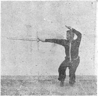 Posture 13, figure finale (planche 13b) : le pas de chevaucher le tigre à droite, l&rsquo;épée portée en revers vers le haut