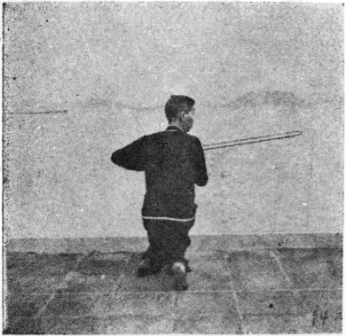 Posture 14 (planche 14) : la posture assise enroulée, l&rsquo;épée retirée à plat contre la poitrine, en « embrasser la lune »