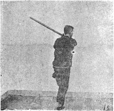 Posture 15, position de passage A (planche 15a) : sur une jambe, l&rsquo;épée élevée en diagonale vers l&rsquo;arrière