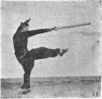 Posture 15, figure finale (planche 15b) : le saut vers la droite, le pied et l&rsquo;épée partant ensemble