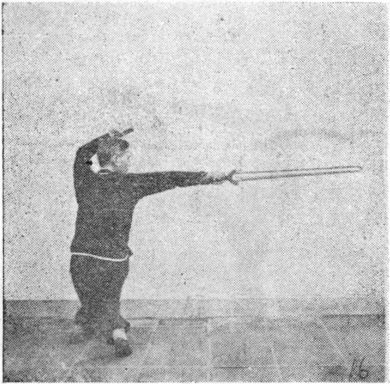 Posture 16 (planche 16) : la posture assise enroulée, l&rsquo;épée portée en revers, la pince barrant au-dessus de la tête