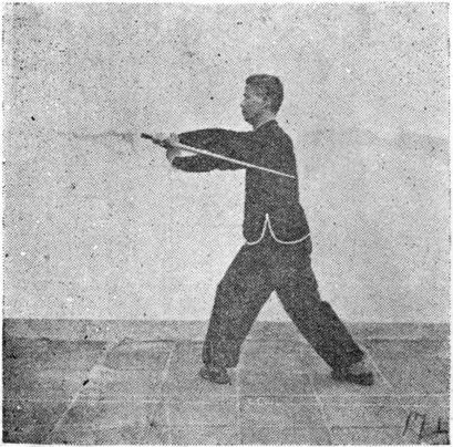 Posture 17, position de passage A (planche 17a) : le pas de la montée à gauche, l&rsquo;épée enroulée à l&rsquo;extérieur du bras gauche