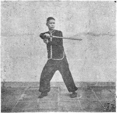 Posture 17, position de passage B (planche 17b) : le pas de la montée à droite, l&rsquo;épée maintenue à l&rsquo;extérieur du bras gauche
