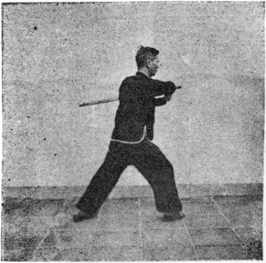 Posture 17, figure finale (planche 17c) : après la rotation, le pas de la montée à droite, l&rsquo;épée toujours contre le bras gauche