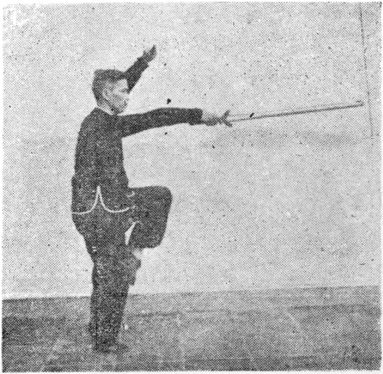 Posture 18 (planche 18) : sur une jambe, l&rsquo;épée fendant vers le bas, le bras et l&rsquo;épée en ligne droite