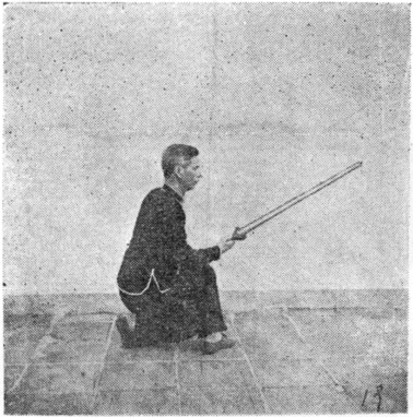 Posture 19 (planche 19) : la posture assise enroulée de face, l&rsquo;épée à plat, la pointe à hauteur des sourcils