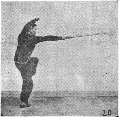 Posture 20 (planche 20) : la posture sur une jambe à droite, l&rsquo;épée partant droit à plat, la pince levée