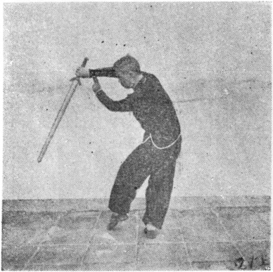Posture 21, position de passage A (planche 21a) : le pied gauche retombé en arrière, l&rsquo;épée passant en diagonale vers le bas