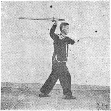 Posture 21, position de passage B (planche 21b) : le pied droit avancé, l&rsquo;épée élevée en diagonale vers l&rsquo;arrière