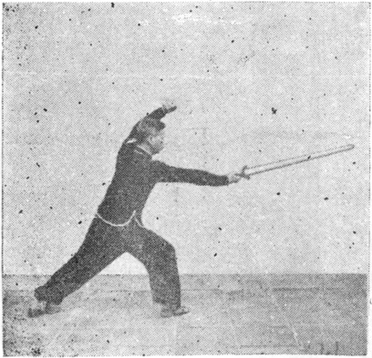 Posture 21, figure finale (planche 21c) : le pas de la montée à droite, l&rsquo;épée venant de l&rsquo;arrière vers l&rsquo;avant