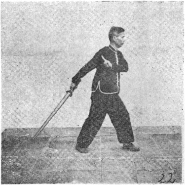 Posture 22, position de passage A (planche 22a) : le pied droit reculé, l&rsquo;épée refluant vers l&rsquo;arrière