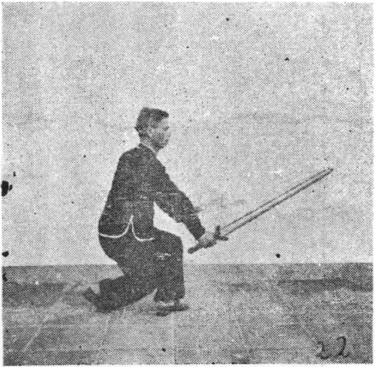 Posture 22, figure finale (planche 22b) : la posture assise enroulée, l&rsquo;épée fendant droit vers le bas