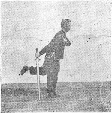 Posture 24, position de passage A (planche 24a) : le pied droit posé devant, l&rsquo;épée descendue vers l&rsquo;arrière, le pied gauche levé