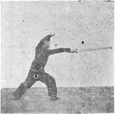 Posture 24, figure finale (planche 24b) : le pas de la montée à droite après le bond, l&rsquo;épée fendant vers l&rsquo;avant