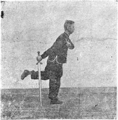 Posture 25, position de passage A (planche 25a) : le pied droit posé devant, l&rsquo;épée descendue vers l&rsquo;arrière, le pied gauche levé
