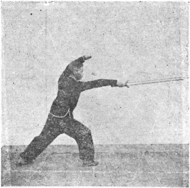 Posture 25, figure finale (planche 25b) : le pas de la montée à droite après le bond, l&rsquo;épée fendant vers l&rsquo;avant